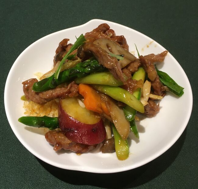 鮑のクリーム煮込み<br />牛フィレ肉の巣籠もり飾り<br />海老のまるやか黒酢ソース<br />