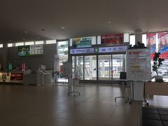 周防大島から岩国錦帯橋空港まで1時間ちょっとくらい。道路状況にもよるが。