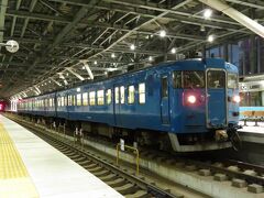 2020.11.21　富山
新幹線まで１０分ほど時間があるので、在来線ホームへ。４１３系受け持ちの５５５Ｍが停車中。