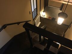 今夜の宿、"お宿 うち山”さんへと到着です。
全ての部屋が二階建でそれが全部で六部屋しかなく、しかもそれぞれが独立しているので、まわりを気にせず過ごせるのがとても気に入っています。
こちらの宿にくるのは二度目なのですが、前回も今回も一切他の宿泊客の気配を感じることがありませんでした。