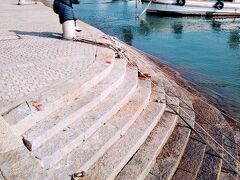 雁木（がんぎ）。潮の干満に関らず船着けできる石階段である。
雁が飛ぶさまに似ていることから「雁木」と呼ばれている。