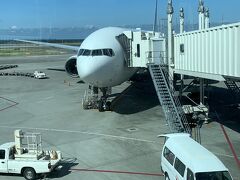 那覇空港に到着。東京の出立ちだと、さすがに暑い。