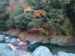 何気に本日一番きれいだと思った景色★
ぶなの湯の前に流れる川と紅葉、川も澄み切っているし、紅葉も鮮やかで感動する