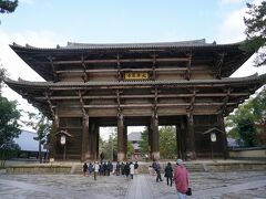 阿吽の金剛力士像で有名な東大寺南大門。
鎌倉時代の1199年に再建されたものです。