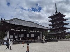 続いて興福寺へ。
710年の平城京への遷都の際に創建されました。
左が東金堂、右が五重塔です。