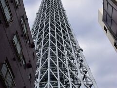 地上に出て見上げれば634ｍの巨大な東京スカイツリー。
