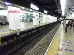 名鉄名古屋駅は、名古屋駅を境に南北を走る電車がすべて通る名鉄線随一の要所。高頻度で、いろんな電車がやってくる。
にもかかわらず、上り下りそれぞれホームが１つしかない。