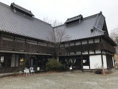 那須に着いたのがお昼だったので「蕎麦　五色庵」へ
お座敷席とテーブル席があってテーブル席はワンちゃん同席席でしたが
ベビーカーがあったのでワンちゃん席に
窓も開けて空気の入れ替えもしてコロナ対策もちゃんとしてるお店でした。