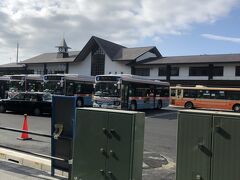 鎌倉駅

鎌倉駅から海側に下車し、商店街を歩きます。