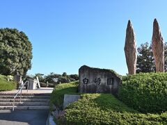 ●安芸灘大橋／白崎園

この日訪れるエリアは、呉市街から南東方向の瀬戸内海に位置する安芸灘諸島で、架橋で結ばれた島々を通るルートは、「安芸灘とびしま海道」の愛称で呼ばれています。

ということで、まずは本州側（呉市側）と下蒲刈島（しもかまがりじま）との間に架かる有料道路「安芸灘大橋」を渡り、島側の橋のたもとにある「白崎園」でいったん車を停めます。