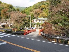 ケーブルバス停へ戻る途中、朱色欄干の橋
自宅から１時間少々でこうした風景が楽しめるんですね