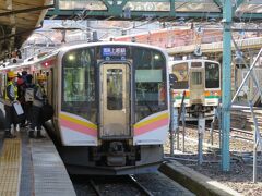 水上駅で長岡行きの電車（左）に乗り換える。