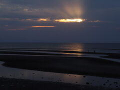 ラストは真玉海岸です。日本の夕陽百選に選ばれたところ。この日は雲が多くて、海の引潮時の夕陽を
撮ることは難しかったです。