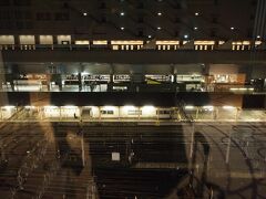 最近、常宿になってる都シティ　近鉄京都駅

宿泊階のエレベーターホールから見えるのはJR嵯峨方面のホームかな？