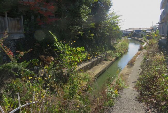 地蔵堂の近くにあった小橋の上から眺めた小川の光景です。この辺りは、多分ゼロメートル地帯でしょうから、水のコントロールにはきめ細かな配慮が必要なようです。