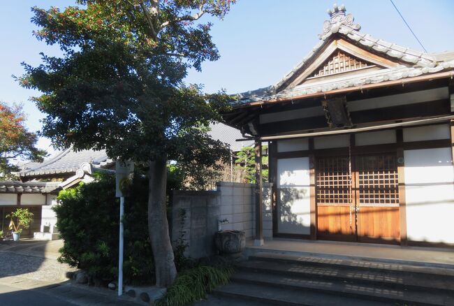 古い扁額が懸かっていたお堂の光景です。地蔵堂か、阿弥陀堂当たりのようでしたが、古い扁額の文字は、まったく読み取れませんでした。傍らに手水舎もあり、手入れも行き届いたお堂でした。