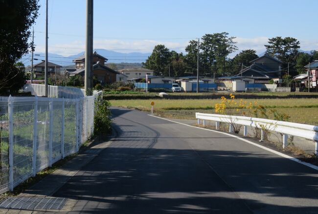移動途中で撮影した、西側方面の光景だったようです。左手方面に見える山並みは、鈴鹿山脈のようでした。鈴鹿山脈は、岐阜県及び三重県と滋賀県との県境沿いに位置する山脈で、一般的には関ヶ原の南に位置する霊仙山から鈴鹿峠までの範囲を差します。一番高い山が御池岳(1247m)で、最も有名な山が御在所岳(1212m)です。