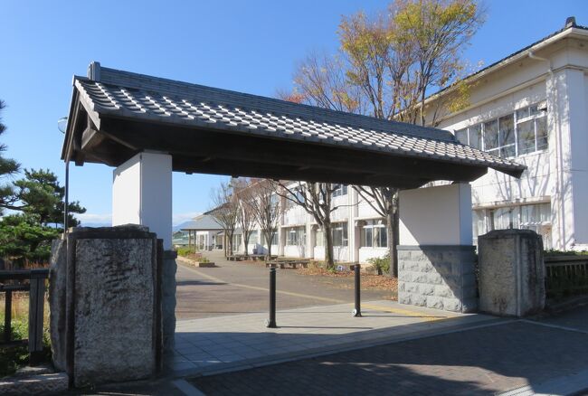 現在、長島城跡は桑名市立の長島中部小学校・長島中学校の敷地となっています。その校門光景です。本瓦を乗せた、城跡に相応しい造りになっていました。長島城跡の遺構の大半は失われましたが、東側に石垣および堀が残っているようです。