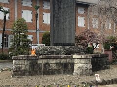 国宝　東置繭所

後ろのレンガの建物の1階が事務所、作業場とし2階に乾燥させた繭を貯蔵していました。
手前の碑は、開業して半年後に明治天皇の皇后及び皇太后が行慶されたのを記念して建てられた碑です。
国を挙げての製糸場ということで、操業半年後に皇后が来たこと等、富岡製糸場に力を入れていたのがわかります。