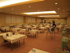 ２日目の夕食(地下の宴会場)

コロナウイルス対策で、席の間隔が広めにとられている。