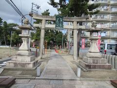 11月23日（祝日月曜日）の連休3日目。天気は晴れ
今日も愛車のママチャリ(名前はない)で出発。今日は奥さんも電動アシスト付きで同行。やって来たのは3日とも西方面。服部緑地公園からもほど近い江坂神社。
我が家からだと緑地公園へ行く通りから反対側にあるのでこれまで行った事がなくて初参拝。