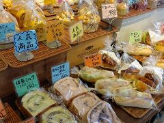 スタッフさんも優しいしお店の雰囲気がいいなぁ
これて良かった 今回は勇気を出して写真撮って旅行blogにのせていいかきちんと許可いただいて撮影
それくらい素敵なの～
どれ頼むか悩む パンの生地がおいし
お惣菜系の白パンも美味しいし ほかのも美味しい  雰囲気もよくて 車で一時間位のまでのとこにもし住んでたら絶対通うと思うよ 