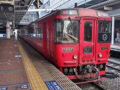 隣のホームには特急「ゆふ」が停車していました。
久大本線が豪雨による橋梁流出で豊後森～由布院間の代行バスに乗換となっています。

早い復旧を望みたい所ですが・・・