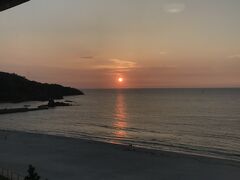 今夜の宿
国民宿舎　千畳苑　2食付き
11000円

写真は宿から見た夕日。
人工温泉から日本海が見られます。
駅で言えば、山陰本線下府駅あたり。