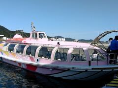 ちょっと残念ですが、明日の天気は分からないので、今日乗船することにしました。可愛いピンクのピンクシータス号で出発です。