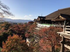 奥の院から見た紅葉の中の清水寺。写真でよく見る風景です。足場がちょっと気になりますが、実物はやはり美しい。