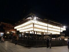 高台寺を出て祇園に向かいました。途中で八坂神社に寄ってみます。