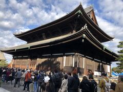 東福寺本堂、拝観の受付付近ですが、なんと開門前ですが既に大行列です。そうか、こんな感じか～。秋の京都すごいなぁ、勉強不足でした。まぁしょうがない、ゆっくり並ぼう！