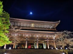 知恩院にやってきたら運良く夜間拝観やってた。
新型コロナの影響で中止や予約制が多い中、気軽に入れて有難い。