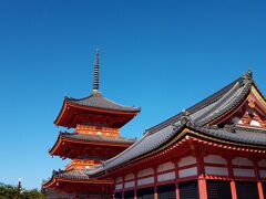 京都旅行三日目もお天気に恵まれ、青空がきれいです。ホテルをチェックアウトして荷物は駅のコインロッカーに預け、バスで清水寺へと出発します。
バス停から清水寺へのアプローチは「近道」と案内があったので「茶わん坂」から向かいました。