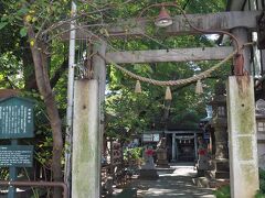 小さなお宮がありました。
浅間神社（せんげんじんじゃ）です。

1647年に遷座したとされ、名古屋城築城以前からあった神社のひとつ。
境内には樹齢300年を超えるクスノキやケヤキが見られるそうです。
