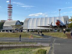 プロペラ機の向こうの
格納庫の形をした建物は記念館になっています。
時間が遅かったので入りませんでした。