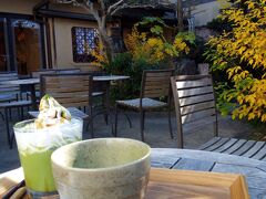 テラス席が素敵な和カフェがあったのでひと休み。夫は温かいお抹茶、私は抹茶ラテ。