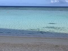 朝食を終えてからタモンビーチをぶらぶら。
海が綺麗だ～