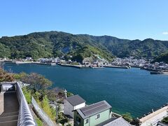 ●蘭島閣美術館別館

「白雪楼」からさら坂道を歩いていくと、「蘭島閣美術館別館」に近づくにつれ視界が開けてきました！
狭い海峡の向こう側が上蒲刈島で、山が迫るわずかな平地にへばりつくように町並みが形成されてます。