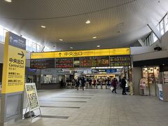 早速、JRへ。岡山駅構内から見た中央改札口。後楽園は東口です。