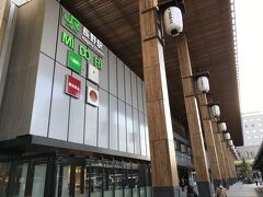 長野駅善光寺口の駅舎です。
私が長野に住んでいた頃は仏閣型駅舎だったんですが、今では全く面影がないですね。