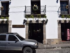 ティカル遺跡編からの続きです。
https://4travel.jp/travelogue/11660829

荷物を置いたら朝食を食べに向かいます。
てくてく歩いてやってきたのは、目星をつけていたDona Luisa。
外観がシンプルだけど可愛らしい。

1978年からみたいなので、結構な老舗カフェですね。