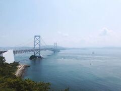 次いで鳴門公園の写真。まずはお茶園展望台より、鳴門海峡大橋と鳴門海峡と小さくうず潮。