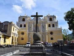 ランチを食べた後はメルセー教会へ。

ティカル遺跡に行く前も訪れたけど、ふつーに教会を見ただけなので、今回は廃墟バージョンを。

いやいや、前回は騙されましたｗ
てっきりこの正面かと思っていましたから。