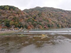 渡月橋から撮った紅葉した山と川の風景