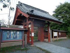 称名寺参道の赤門からスタート。
称名寺界隈にはまとまった駐車場はなく、京急金沢文庫駅からの路線バスの停留所が赤門前にある。京急金沢文庫駅または金沢シーサイドラインの海の公園南口駅、海の公園柴口駅から徒歩でアクせスしてもさほど時間が掛からないが、赤門前の道は狭く、自動車等の往来も多く、歩道の設置は無いので快適ではない。
海の公園の駐車場は潮干狩りの時期の週末や休日以外は満車になることは少ないので、公共交通機関の利用を避けるのであれば最も利用しやすい。なお周辺には僅かにコインパーキングもあるが台数が少なく、満車の場合には道が狭く引き返しにくくので事前の調査と覚悟が必要だ。