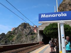 トンネルから出たらすぐ駅です。
次の町、コルニリアへ向かいます。
13:30過ぎか14:00過ぎかどっちかで行こうと思っていたけど、マナローラが居心地良すぎて遅い方の電車になりました。

Manarola14:06→Corniglia14:08