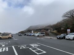 二時間弱で牧ノ戸峠。
九州登山界の大横綱、くじゅう連山の登山口です。

一日中快晴予報なこともあってか駐車場は８割がた埋まっています。
まあ、ほんの十日ほど前の紅葉時期には早朝から満車になっていたことを考えれば大人しいもんですが…