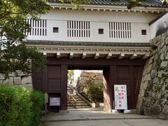 廊下門
後楽園の後に岡山城に入ると、廊下門から入城になります。
御殿に住む藩主が中の段の表書院に降りる通路として利用していたので、「廊下門」と呼ばれているそうです。
