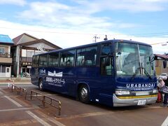 猪苗代駅に到着すると送迎バスが待機

新幹線の降車駅の郡山から猪苗代駅までローカル線で
２両だけなので
席の確保は難しいです。

帰りは約一時間近く立ったまま

高齢者　足に不安がある人はきついです。